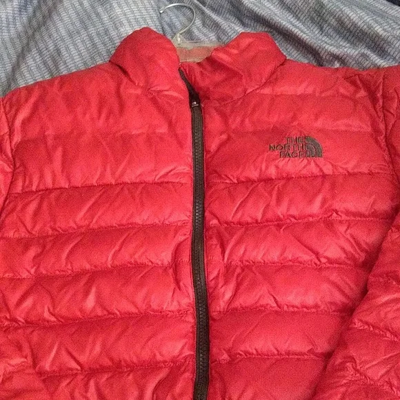 The North Face Red Puffer Jacket with Quilted Design - Picture 2 of 6